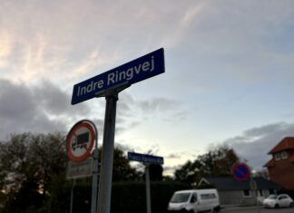 Lastbil var for høj og bragede ind i jernbanebro på Indre Ringvej