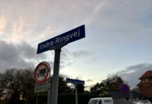 Lastbil var for høj og bragede ind i jernbanebro på Indre Ringvej