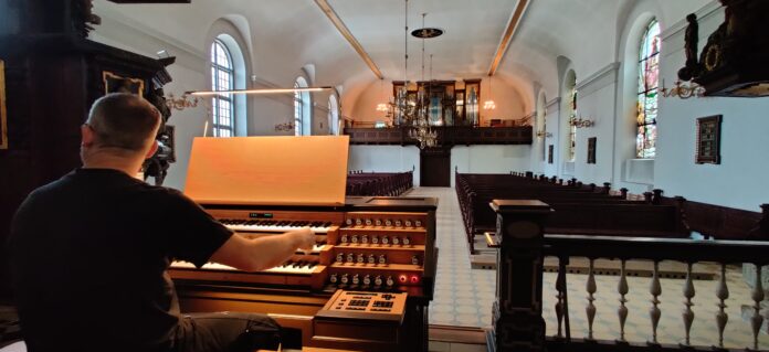 Imponerende kirke, akustik og orgel.