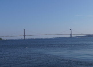 Blæsevejret hærger Fyn: Trampoliner flyver og trailer væltet på Lillebæltsbroen