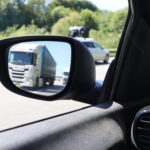 lastbil i sidespejl