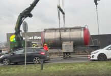 Lastbil skilt ad på Strandvejen – fortsat store trafikale problemer
