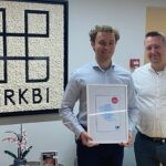 Marius Bøggild Lyngbye med sit diplom som bevis på, at han er kåret som Årets elev indenfor økonomi af HK Privat Sydjylland. Til højre er det elevansvarlig Johnny Dyrberg, Kirkbi.