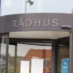 Middelfart Rådhus logo og indgang