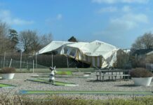 Festtelt fløj 200 meter i stormen: Landede hos sommerhusejere ved Vejlby Fed