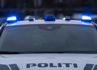 To biler stødte frontalt sammen i kryds – ingen kom til skade