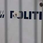 Politi vogn bag tremmer