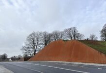 Milliondagbod i strid: Entreprenøren afviser kommunens krav – broprojektet trækker ud til 2026