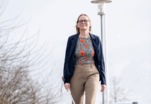 3000 blå bagagetags i det offentlige rum – Dansk Blindesamfund sender kærlig hilsen til seende