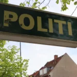 skilt med lys politi station dunkel