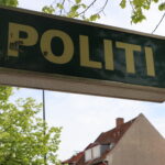 skilt med lys politi station dunkel