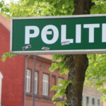 skilt med lys politi station lyst