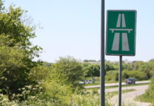 Spirituspåvirket bilist kørte direkte ind i skilt på motorvejen