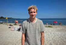 Studenterhuer, skumfiduser og beachvolley: På Østerstrand nyder de lokale sommeren i fulde drag